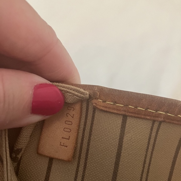 Louis Vuitton Neverfull MM - Picture 9 of 10